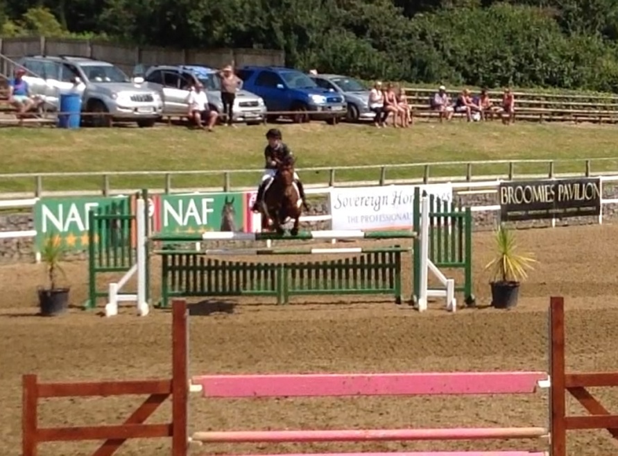 Rue flying in the Newcomers 2nd round 1st jump off!